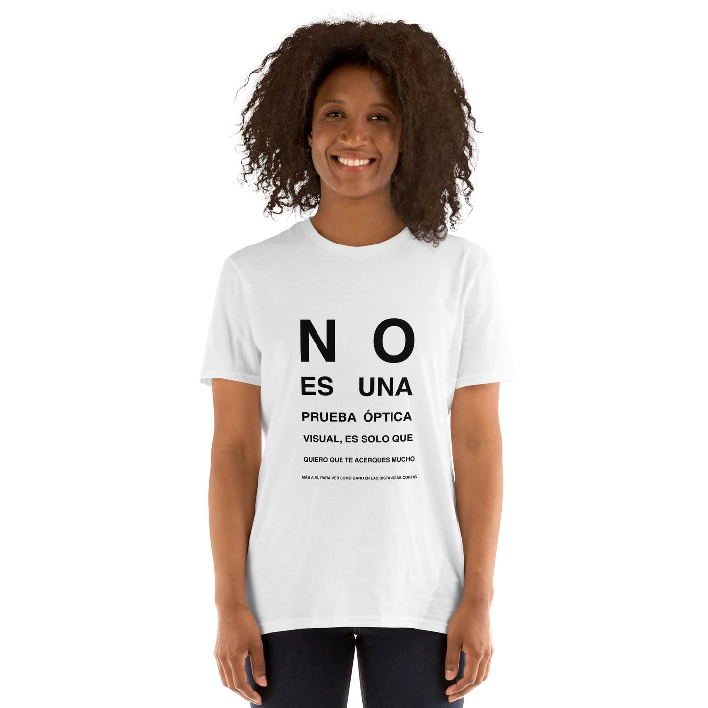 Camiseta blanca de manga larga con texto negro en negrita que dice "NO ES UNA PRUEBA ÓPTICA VISUAL, ES SOLO QUE QUIERO QUE TE ACERQUES MÁS A MÍ PARA COMPROBAR COMO GANO EN LAS DISTANCIAS CORTAS