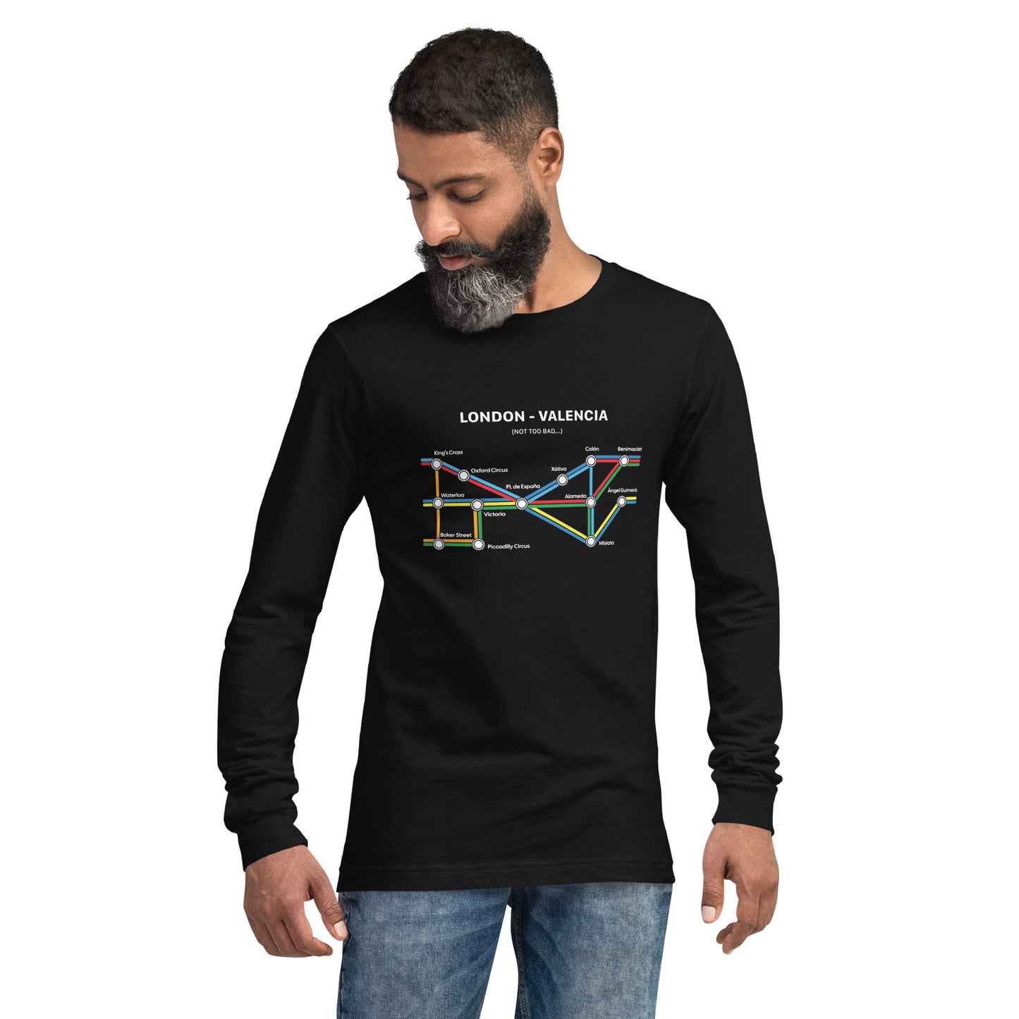 Diseño gráfico de un mapa de metro que representa las conexiones entre Londres y Valencia en una camiseta negra de manga larga