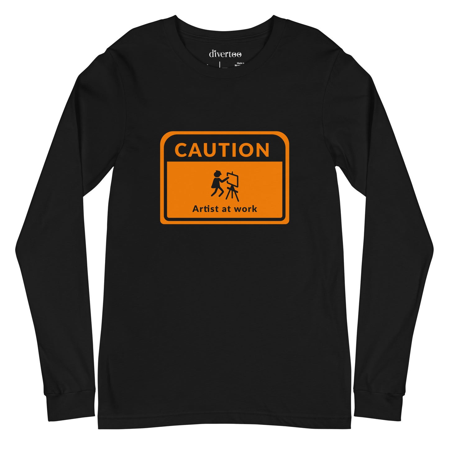 Camiseta negra de manga larga con un cartel de precaución naranja que dice "Artista en el trabajo".