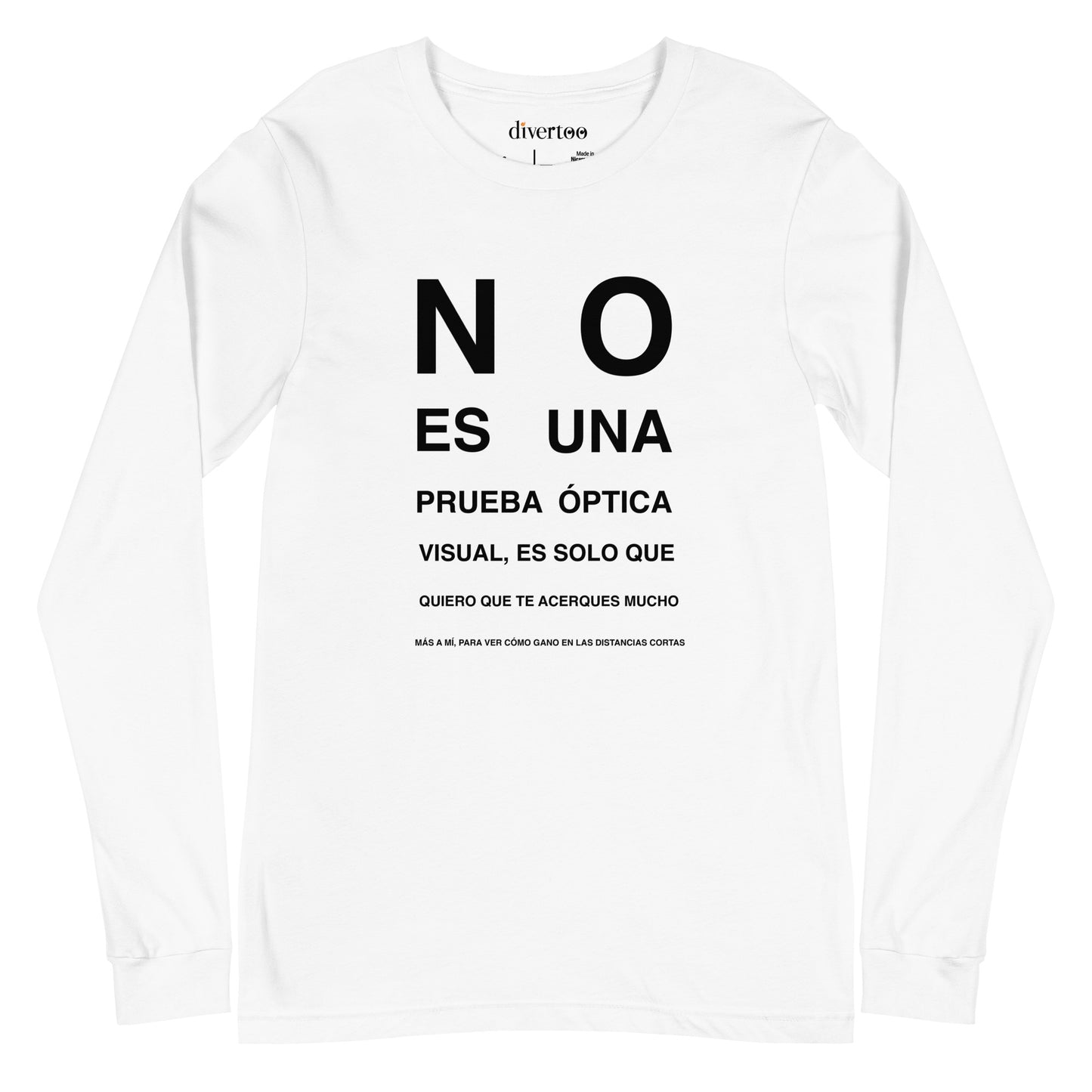Camiseta blanca de manga larga con texto negro en negrita que dice "NO ES UNA PRUEBA ÓPTICA VISUAL, ES SOLO QUE QUIERO QUE TE ACERQUES MÁS A MÍ PARA COMPROBAR COMO GANO EN LAS DISTANCIAS CORTAS