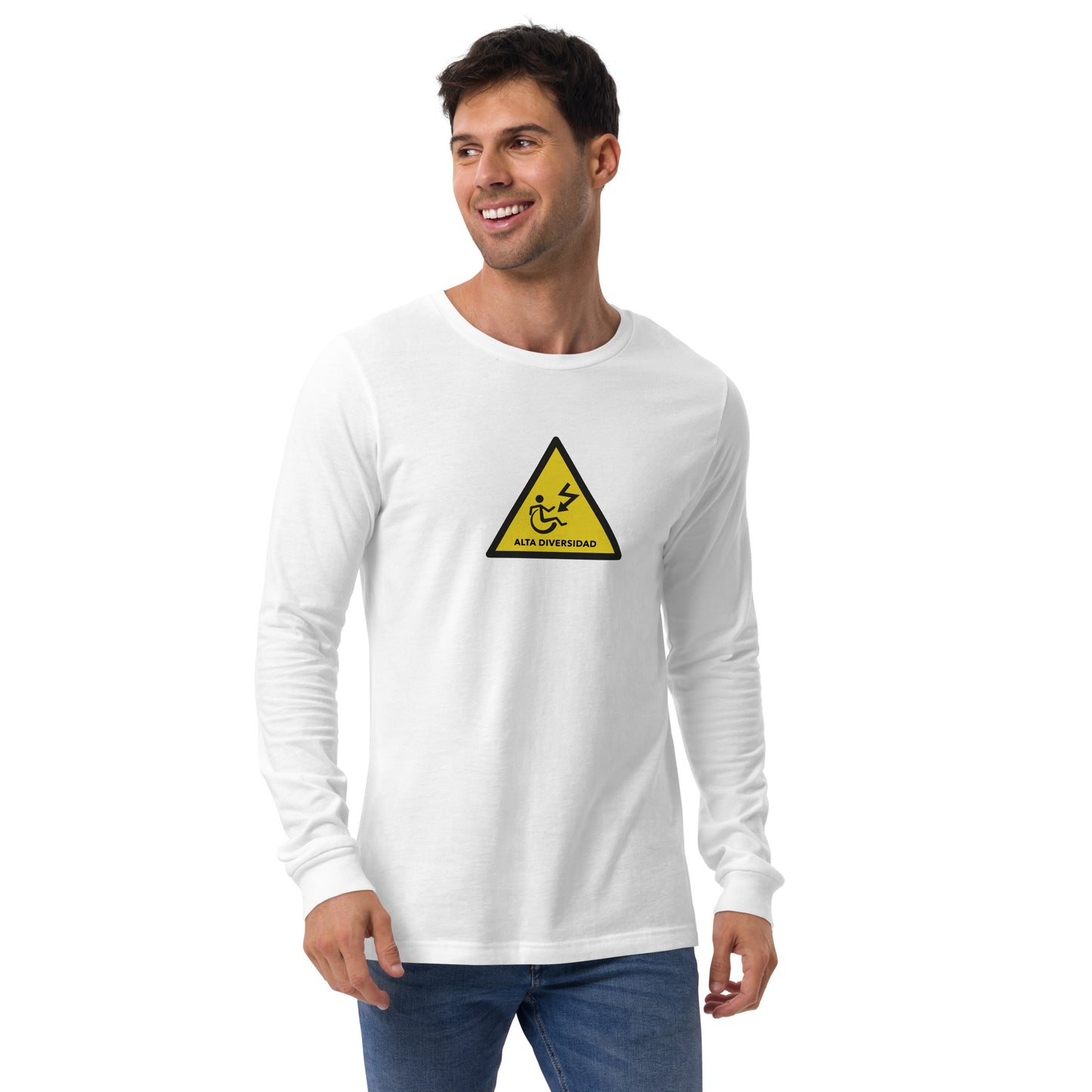 ProCamiseta blanca de manga larga con un diseño de señal de precaución amarilla. Con el texto alta diversidad.  En la señal se ve el gráfico de persona en silla de ruedas y el símbolo de alta tensión del rayo