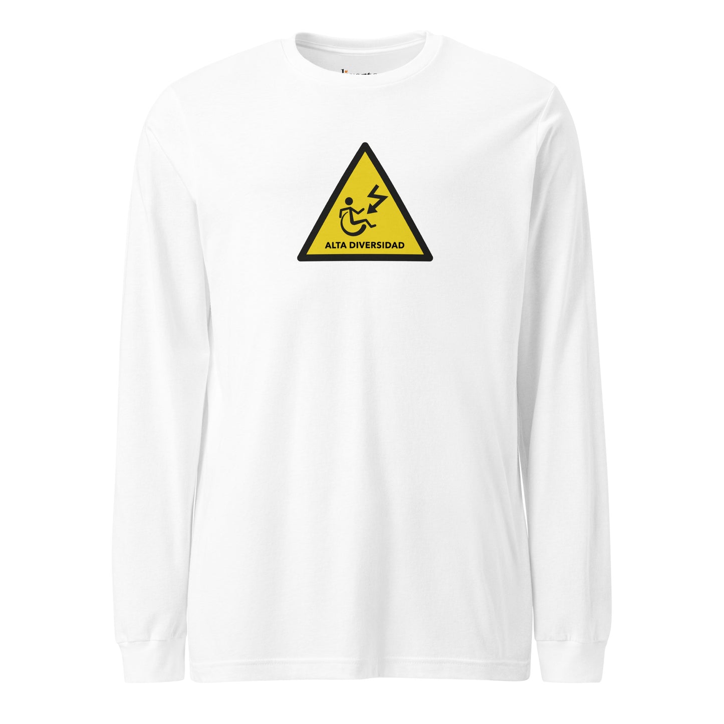 Camiseta blanca de manga larga con un diseño de señal de precaución amarilla. Con el texto alta diversidad.  En la señal se ve el gráfico de persona en silla de ruedas y el símbolo de alta tensión del rayo
